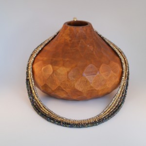 collar cleopatra de oro y piedras preciosas