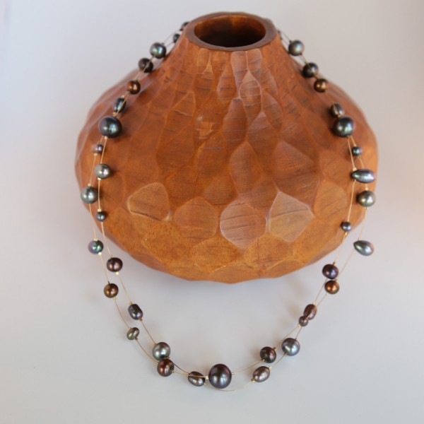 collar de oro con perlas negras sirena